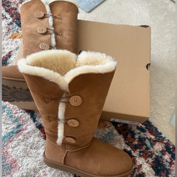 NWB WOMEN’S UGG BAILEY BUTTON TRIPLET II TALL BOOTS SIZE 11 - Picture 6 of 9
